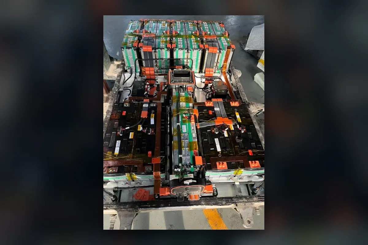 比亚迪 e5 动力系统报警:电池漏液引发绝缘故障