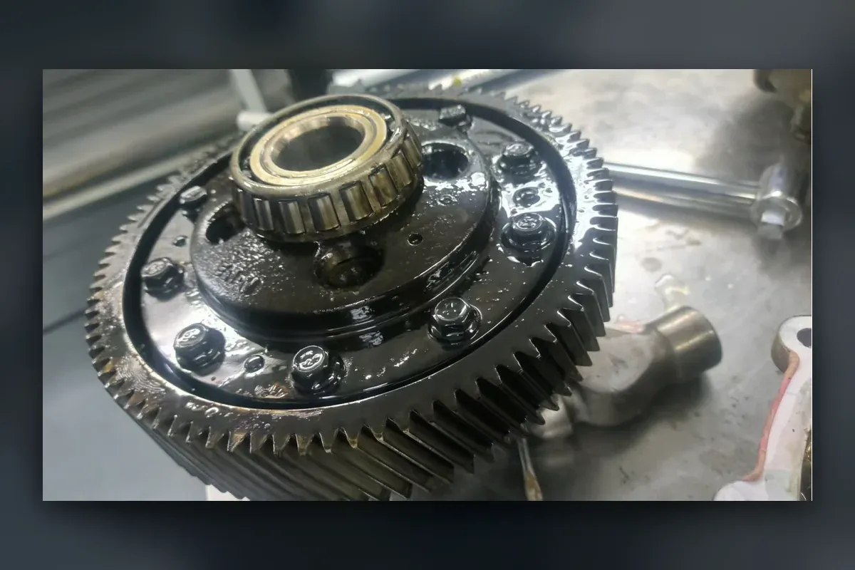 比亚迪唐底盘异响:后驱动电机与差速器轴承磨损