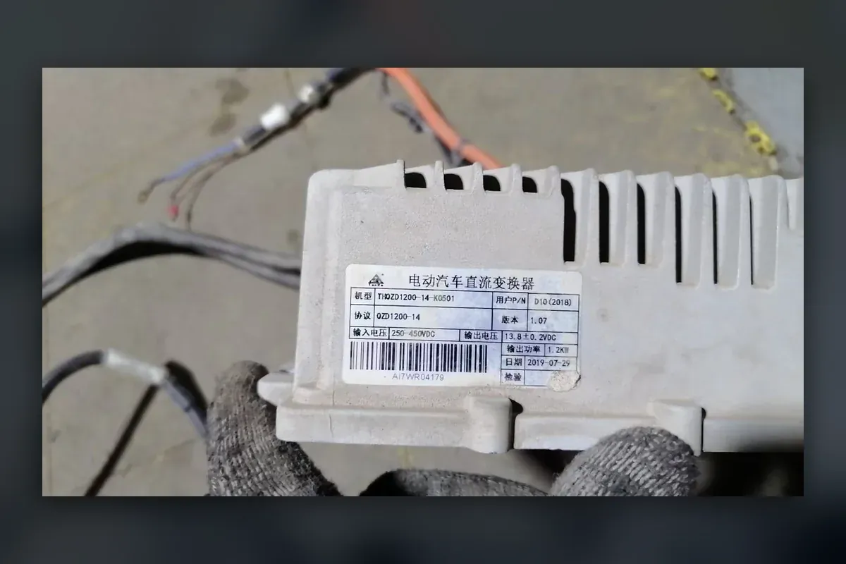 金龙新能源面包车装货断电：DC/DC 直流转换器击穿不发电